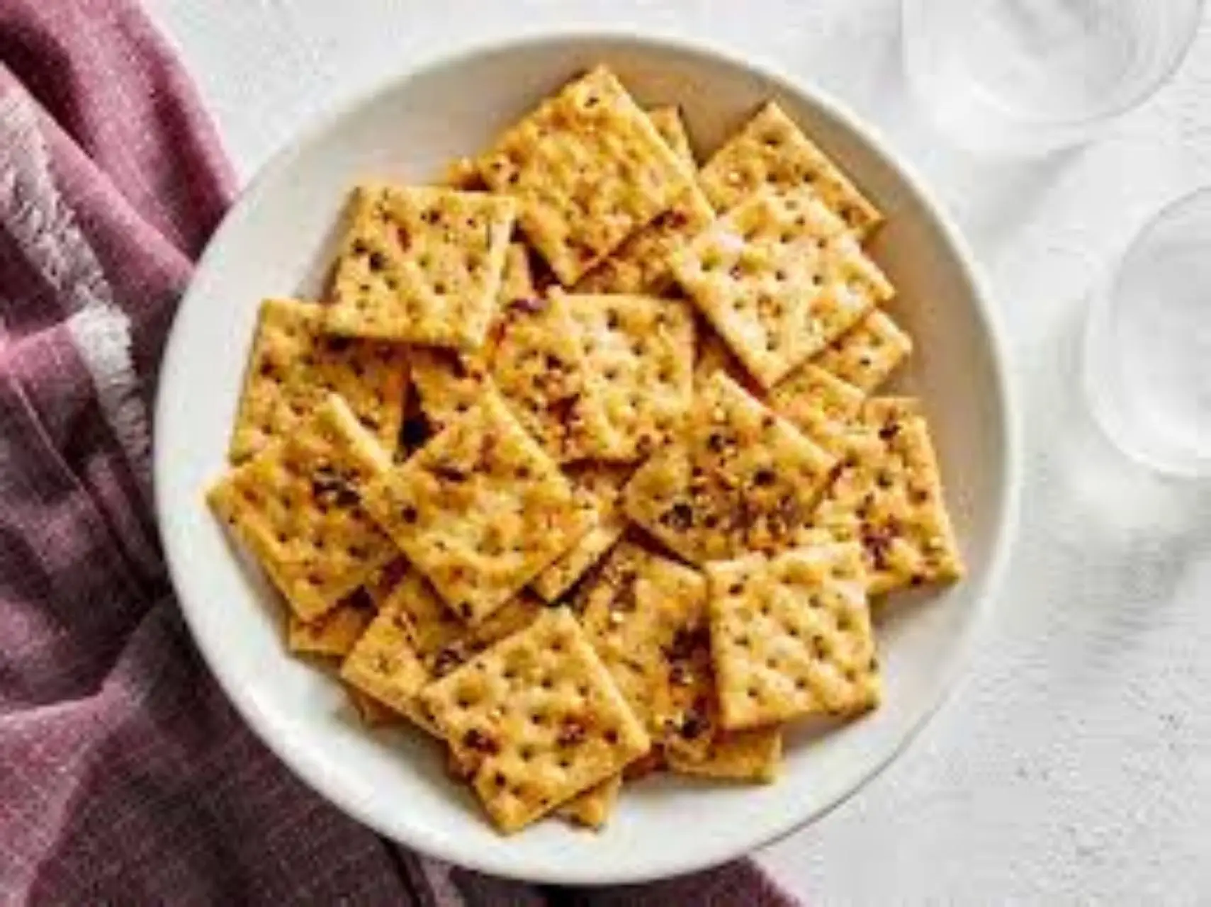 L’additivo alimentare nei cracker: sintomi di gonfiore e come evitarlo nella spesa