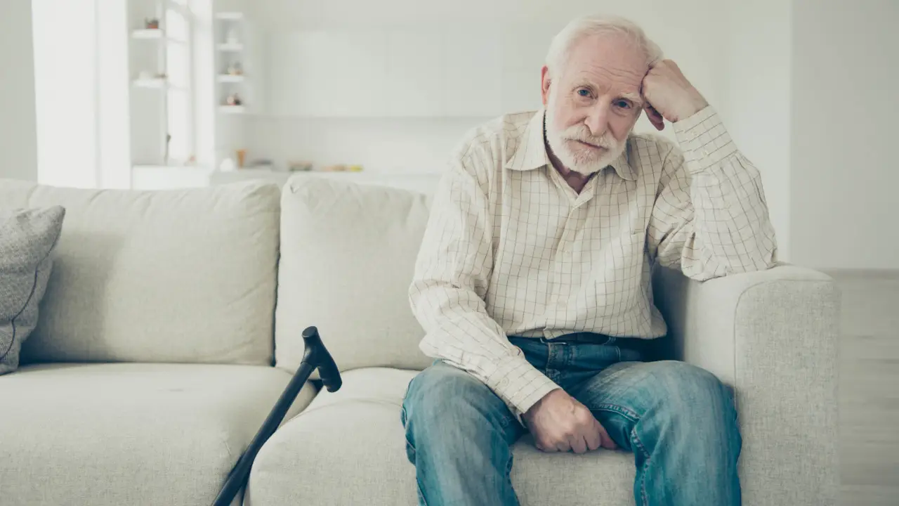 Carta sconti per over 65: come funziona e quali opportunità offre ai senior in Italia