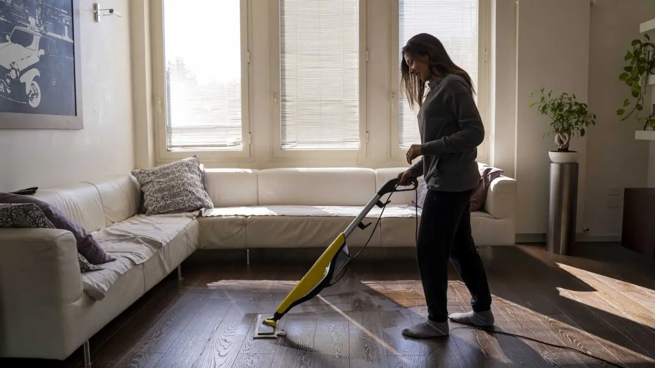 Come pulire la casa in modo naturale: le proporzioni ideali di acqua e aceto per ogni superficie