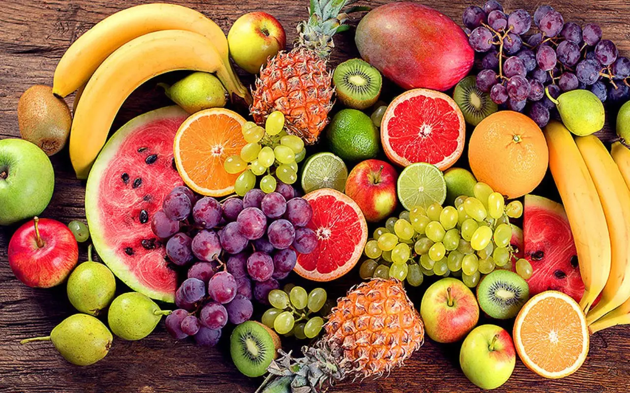 Mangiare la frutta prima o dopo i pasti? Scopri cosa dice la scienza e come influisce sulla digestione