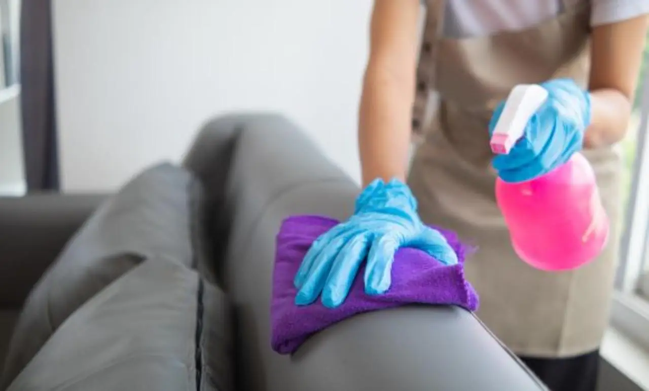Metodo rapido per sanificare un divano usato: ecco come fare