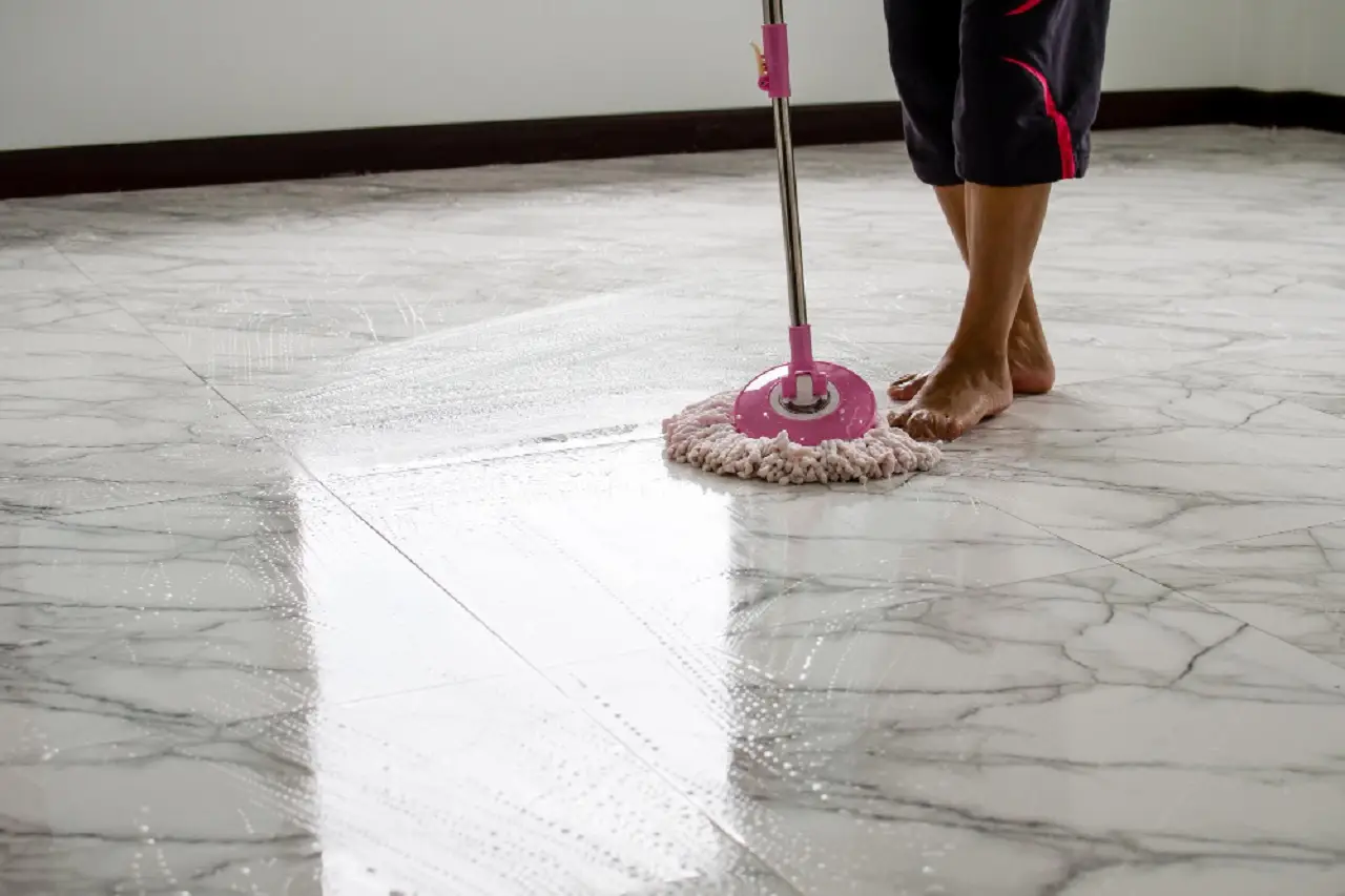 Sgrassare il pavimento della cucina: il trucco che stanno iniziando a usare anche i ristoranti