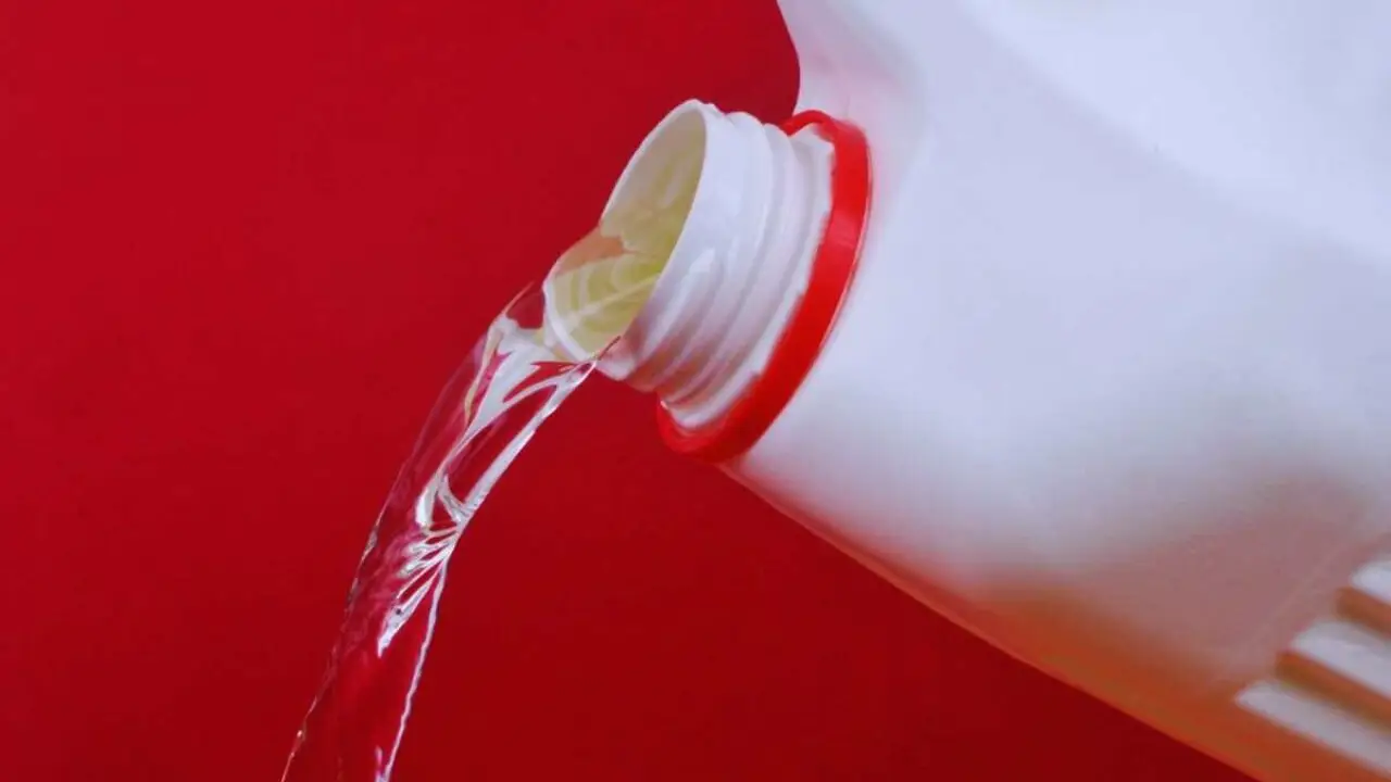 Perché l’ammoniaca è così efficace nelle pulizie: ecco cosa risolve davvero in casa