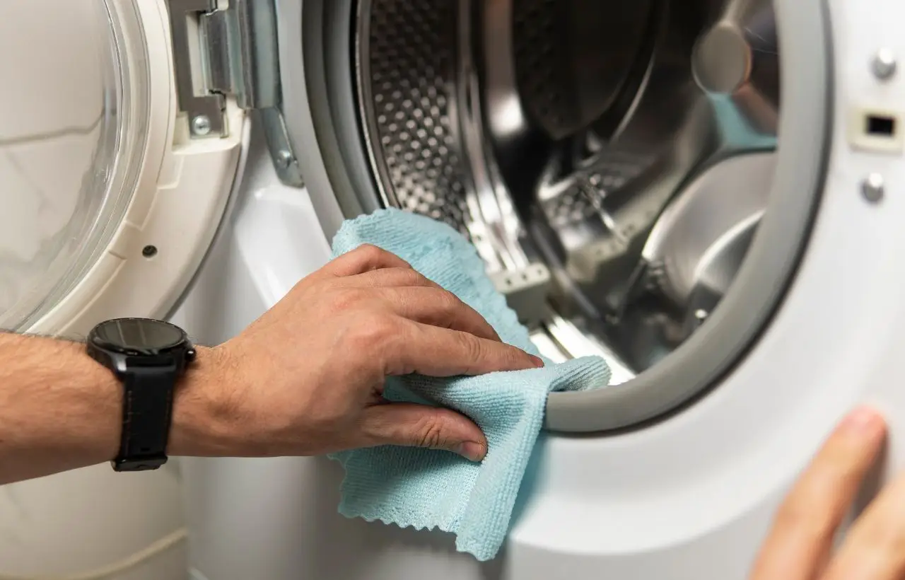 Il trucco segreto dei tecnici per igienizzare la lavatrice in 3 minuti