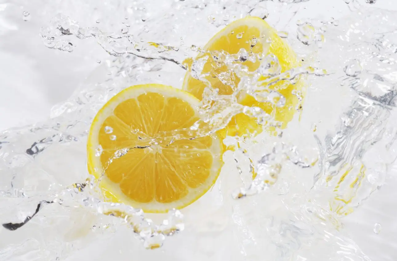 Disinfetta il bagno senza candeggina: il metodo al limone che anche i nonni approvano