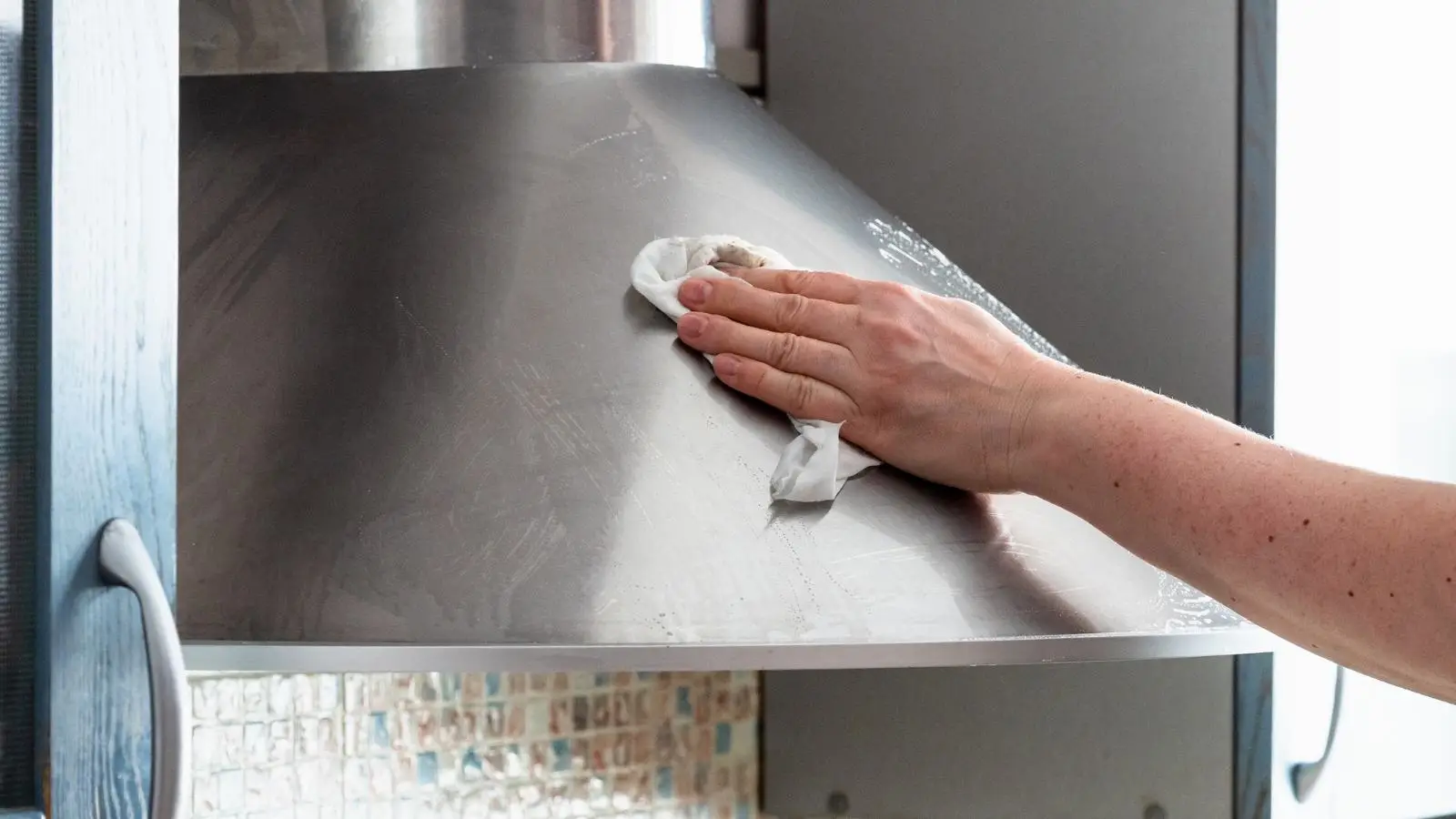 Il modo migliore per sgrassare la cappa: ecco gli ingredienti