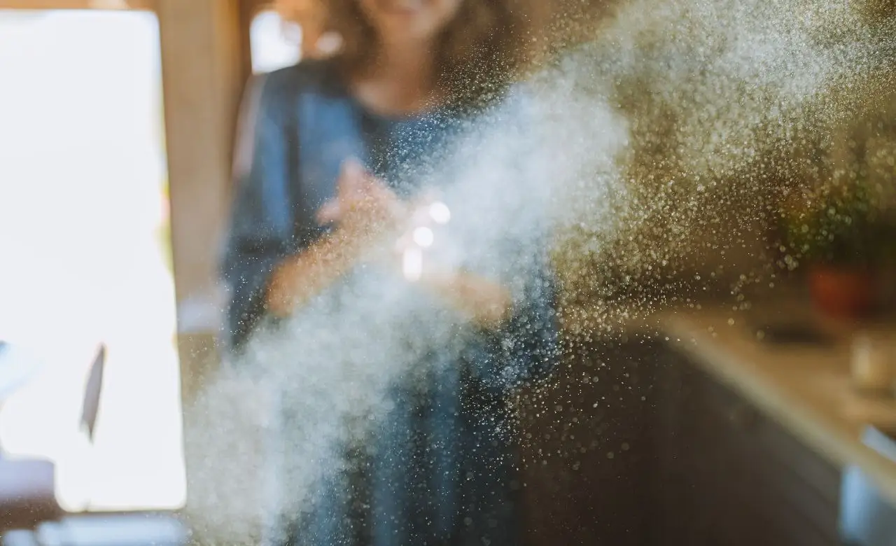 Il segreto semplice per eliminare la polvere dai punti più alti della casa