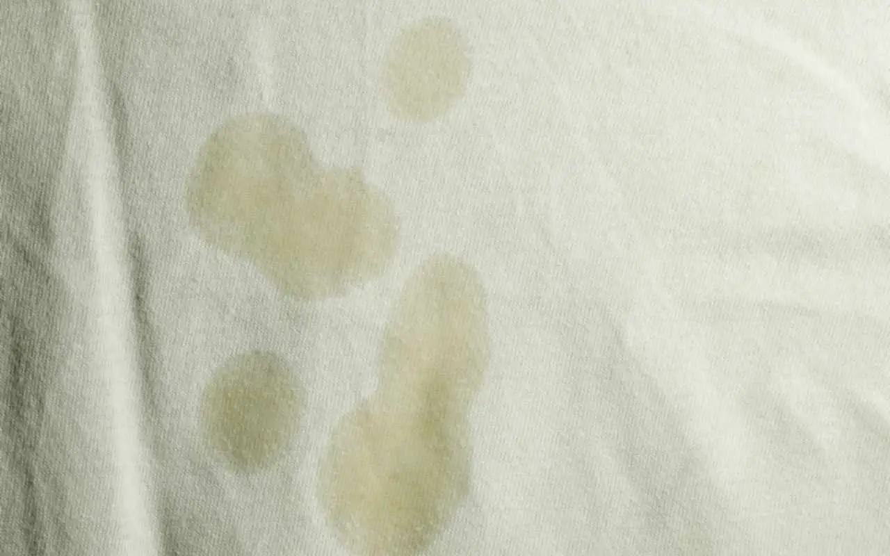 Macchie gialle sulla seta? Ecco il trucco delicato per eliminarle senza rovinare il tessuto