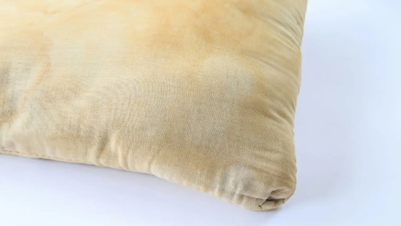 Macchie gialle sul cuscino? Ecco cosa rivelano sulla tua salute mentre dormi