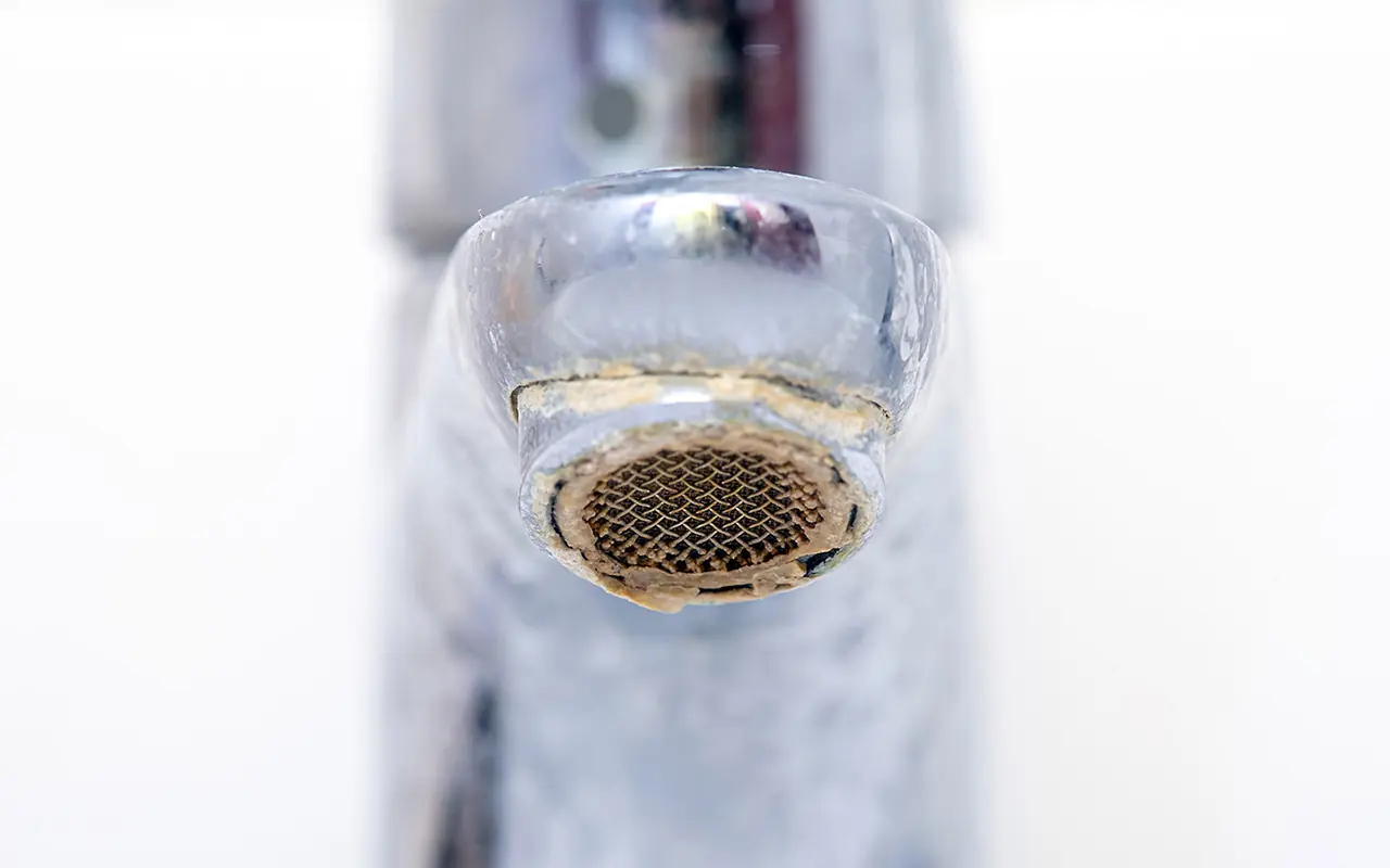 Usi l’aceto per togliere il calcare? Ecco perché stai commettendo un errore e rovini le superfici