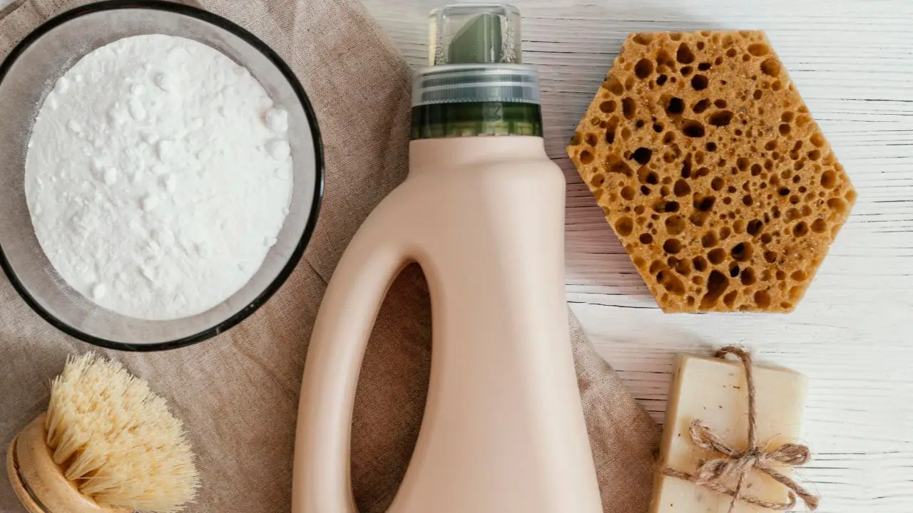 Usi l’aceto in lavatrice come ammorbidente? Ecco la quantità esatta per non rovinare i capi