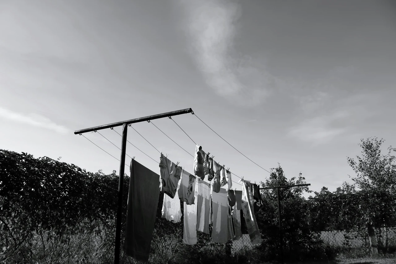 Stendi il bucato e sta per piovere? Ecco il trucco geniale per proteggerlo senza rientrarlo