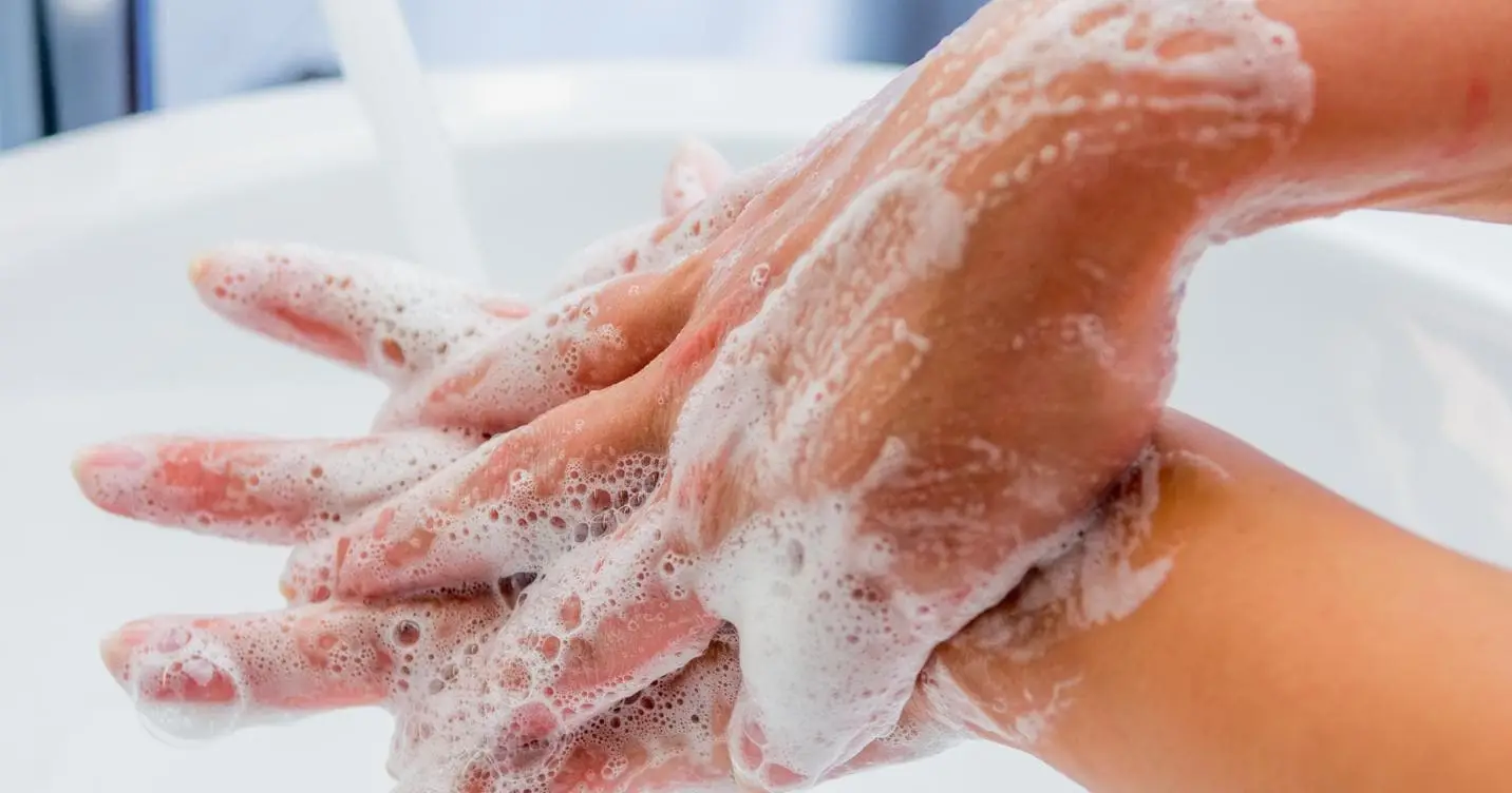 Lavate ossessive delle mani: ecco cosa nasconde questo comportamento e quando preoccuparsi