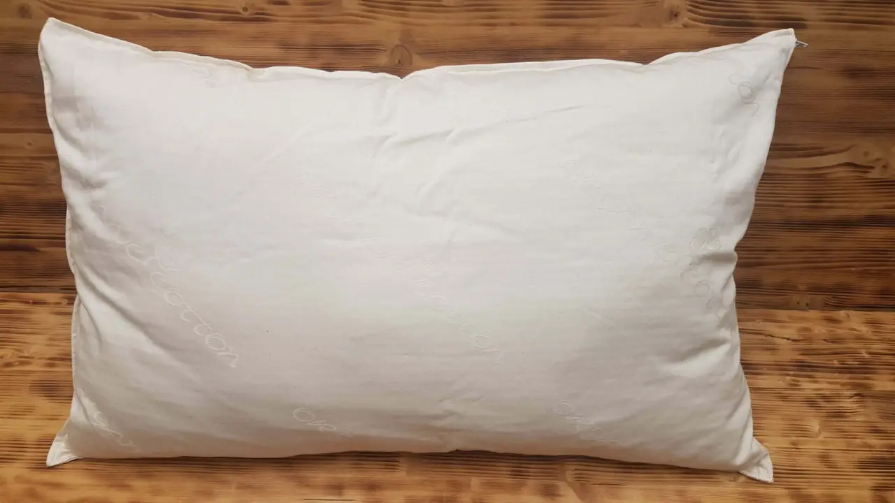 Federe unte e ingiallite? Ecco il trucco definitivo per farle tornare bianche come nuove