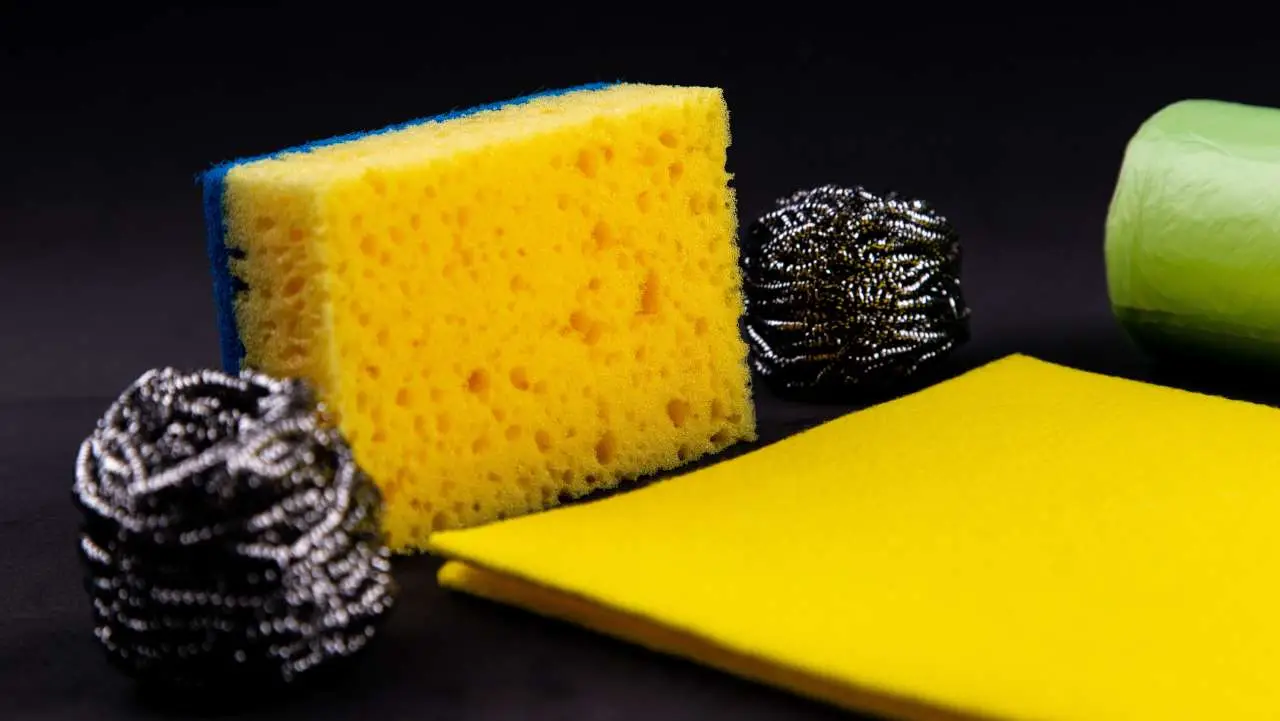 Le tue spugne da bagno sono dure e ruvide? Ecco il trucco rapido per ammorbidirle subito