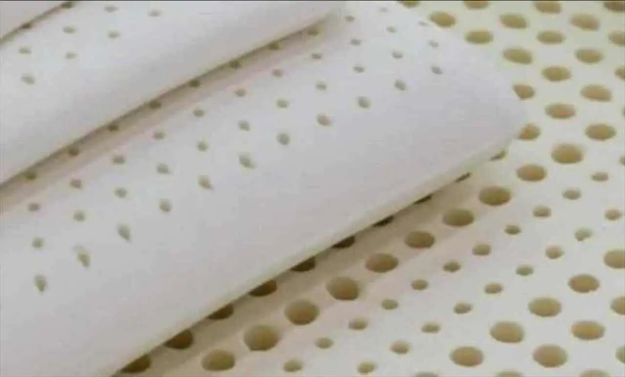 Non usare l’alcol puro sul materasso: ecco il metodo corretto per disinfettarlo e pulirlo