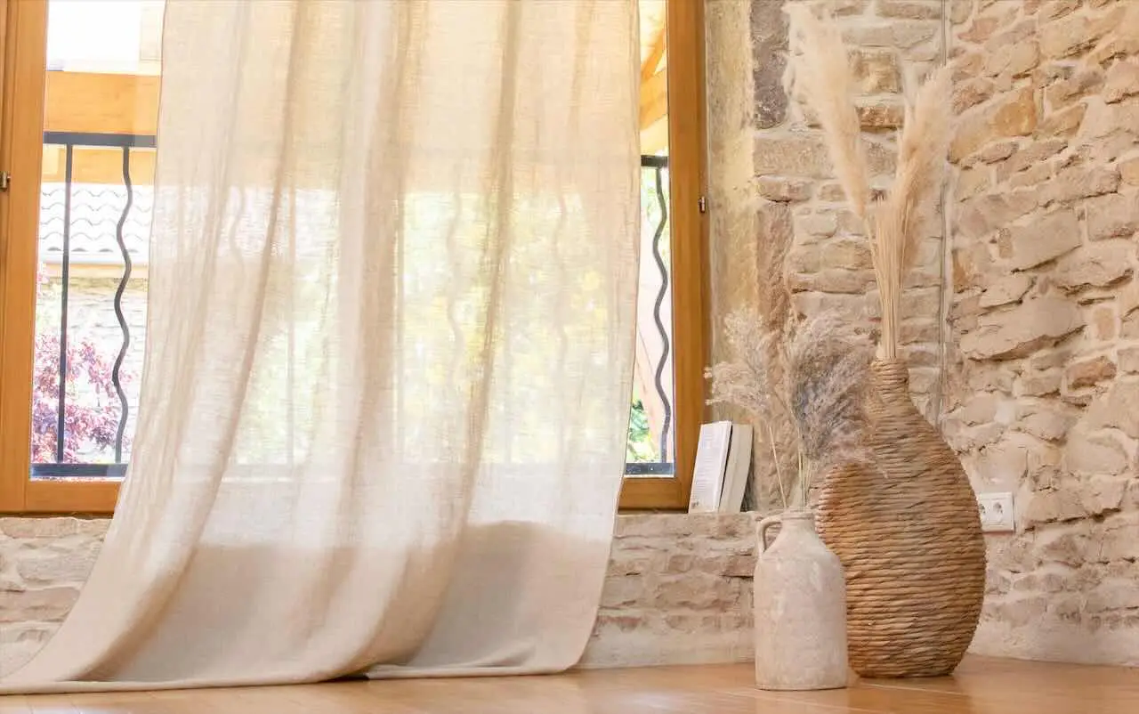 Non portare le tende in lavanderia prima di aver visto questi costi nascosti