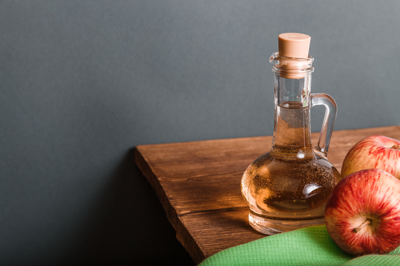 Metti l’aceto sul pavimento? Ecco cosa succede davvero alla superficie e allo sporco