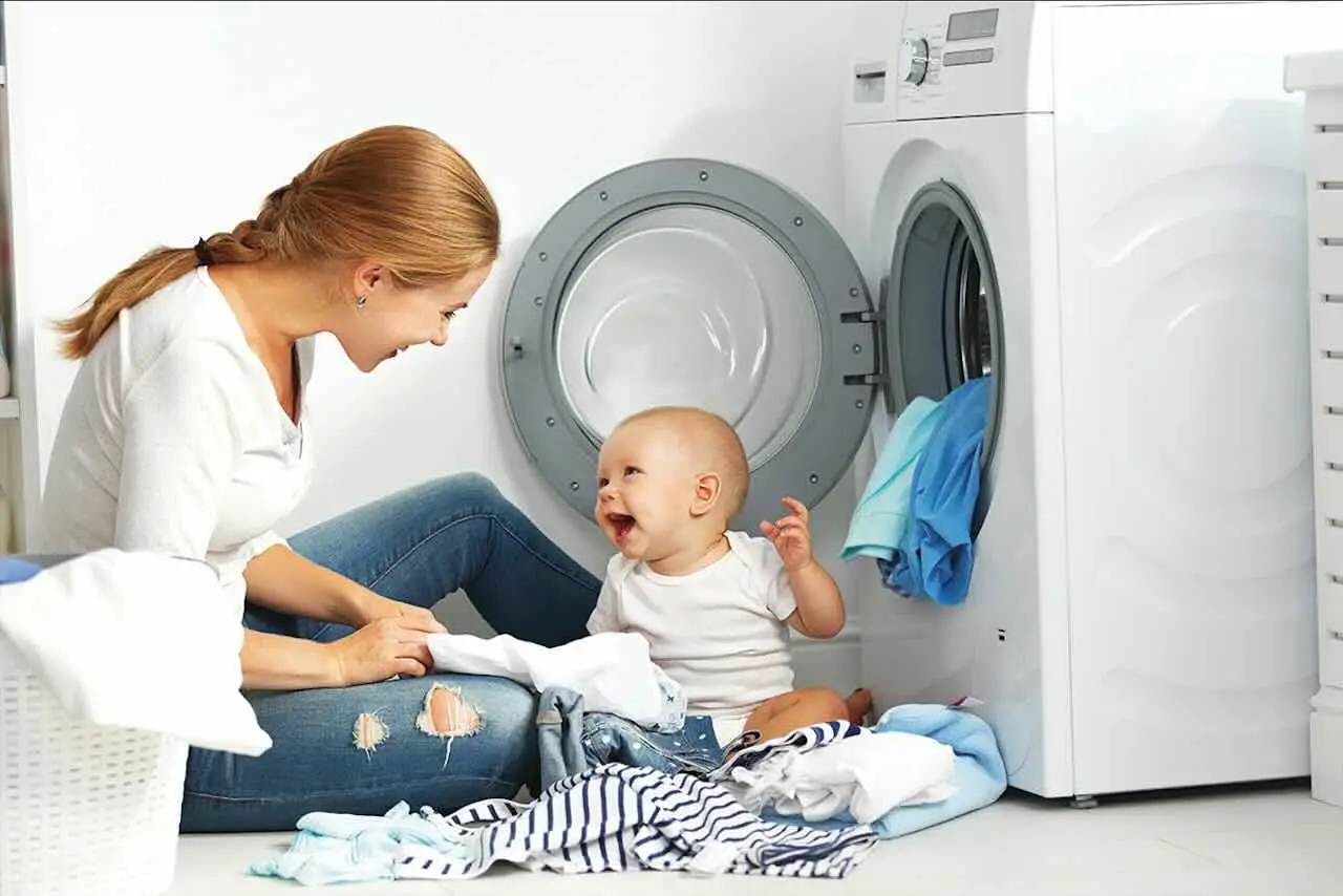 La paga oraria reale di una baby sitter nel 2025: ecco le cifre aggiornate