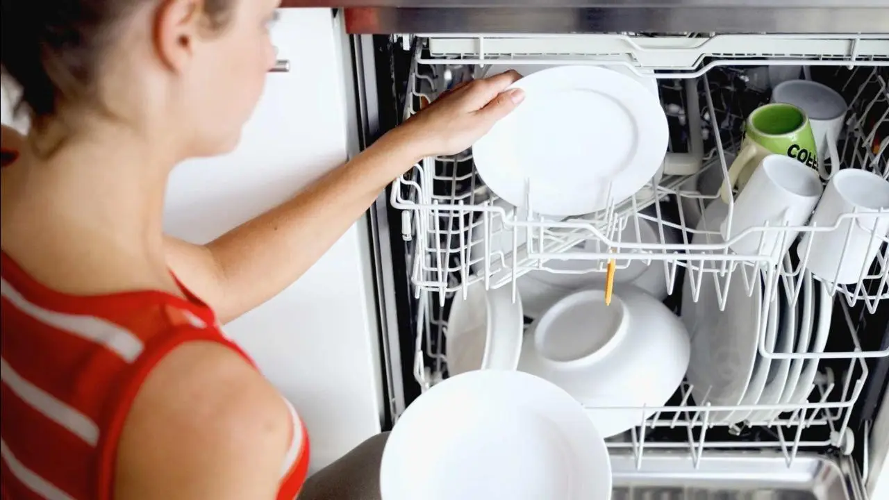 Lavastoviglie: ecco l’alternativa al detersivo che funziona davvero e non inquina